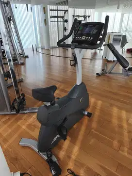 Life Fitness C1 exercise bike / upright bike