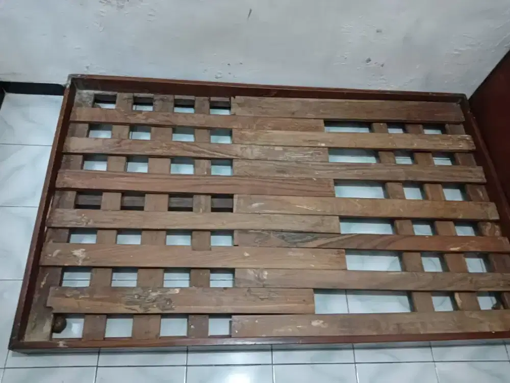 Kasur Dipan Kayu Jati Kuno plus Lemari Kecil