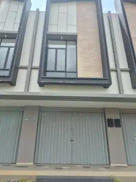 Disewakan Ruko yg hadap jalan utama, perkiran luas, banyak perumahan.