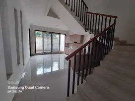 Dijual rumah di Setraduta Harmoni