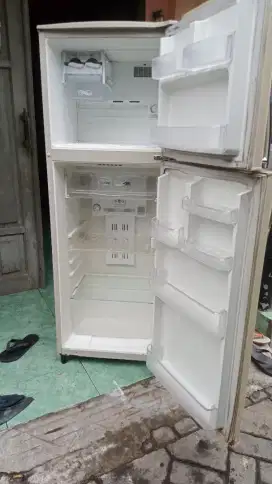 Menerima barang rusak kulkas
