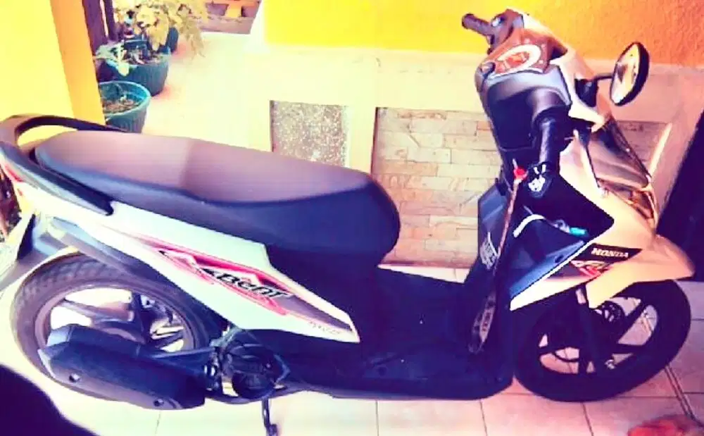 Motor Beat Warna Putih