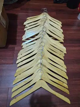 Hanger kayu 2 lusin + rantai besi