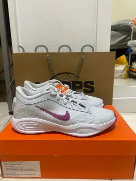 Nike GT Hustle Academy white grey