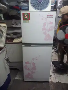 Di jual kulkas 2 pintu merk sharp