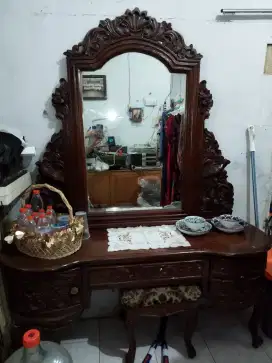 Meja rias jati tua
