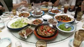 CARI PELAYAN RESTORAN DI TOKYO, PIK3