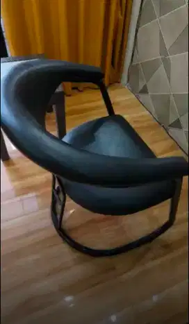 Kursi salon hitam