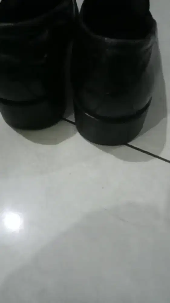 Sepatu kulit hitam