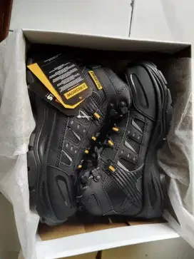 Di jual sepatu safety kondisi seperti baru ..