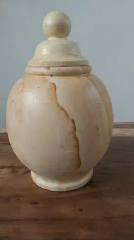Guci dari batu alam