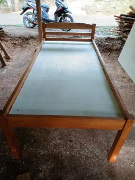 Dipan kayu singel