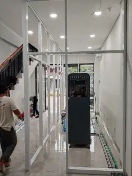 Partisi kaca dan pintu