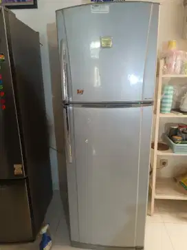 Kulkas toshiba besar