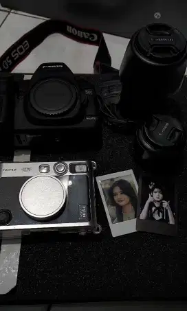 Jual sekaligus dua Kamera Canon 5D Mark II dan Instax mini Evo