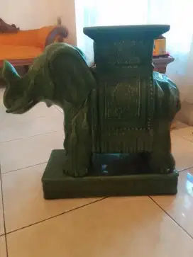 Gajah keramik duduk