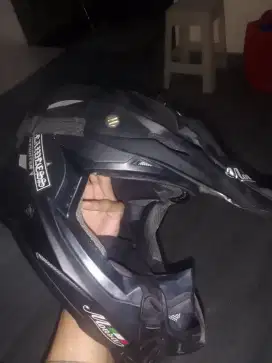 Helm trail hitam