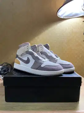 Sepatu Nike Air Jordan 1 SE Craft Taupehaze Earth size 44 Original