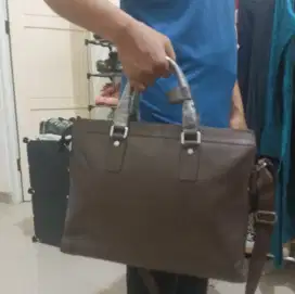 Tas selempang / tas kerja laptop brand Guy Laroche