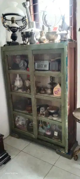 Lemari etalase kayu jadul