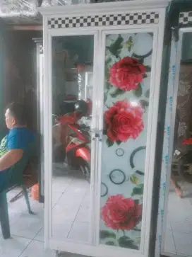 Lemari kaca alumunium pintu 2
