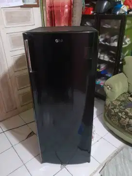 Kulkas frezer es batu 6 rak merek LG inverter