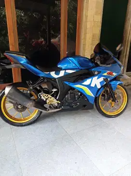 DiJual motor GSR warna biru