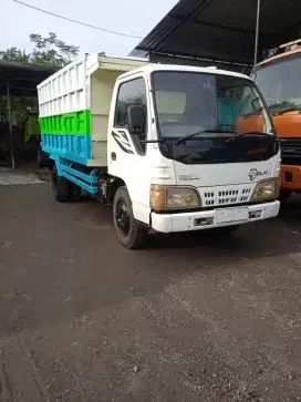 Elf NKR71/macan dumptruk 2012  murah meriah
