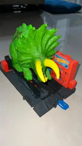 Hotwheels track smashin dino