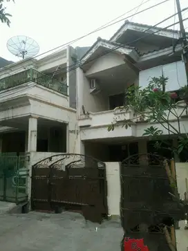 Rumah 2 lt dijual di Pegangsaan Indah Barat 1, Kelapa Gading