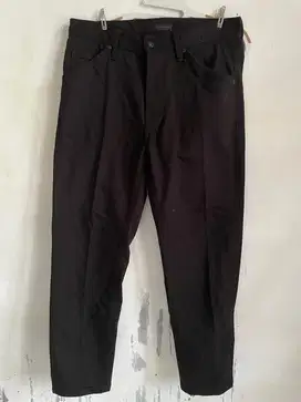 Celana jeans hitam pria merk uniqlo