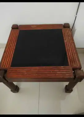 Meja bujur sangkar kayu tengahnya kaca panjang 61 tinggi 39