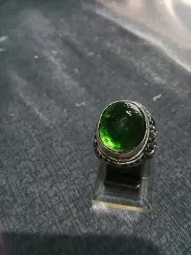 Cincin batu meteor moldavid.