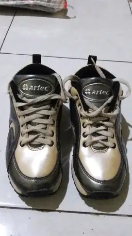 Sepatu sport Artec