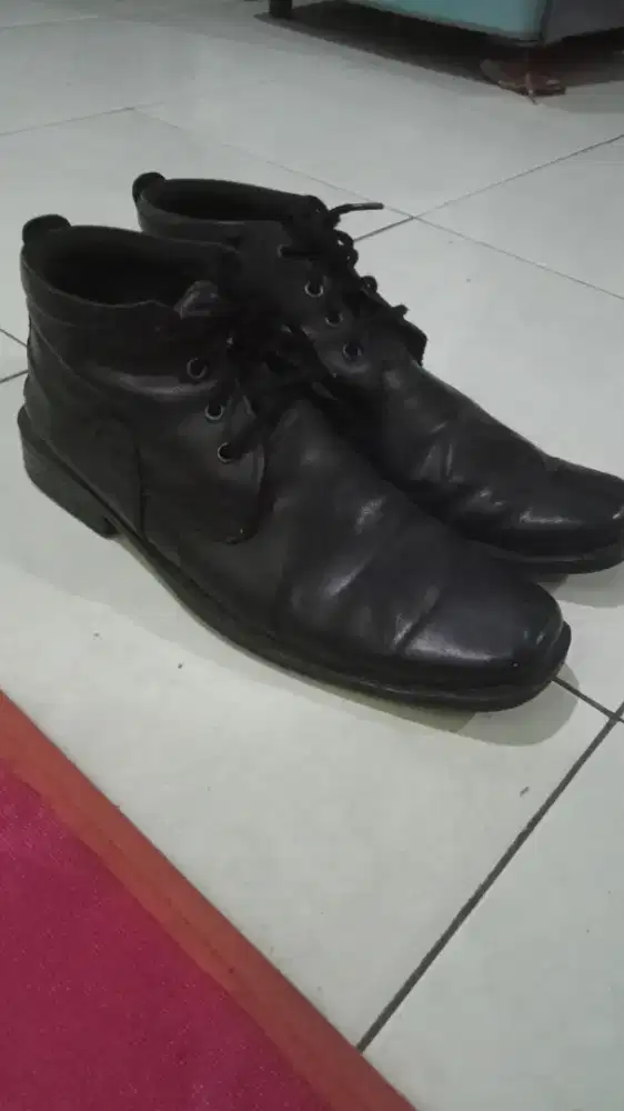 Sepatu kulit hitam