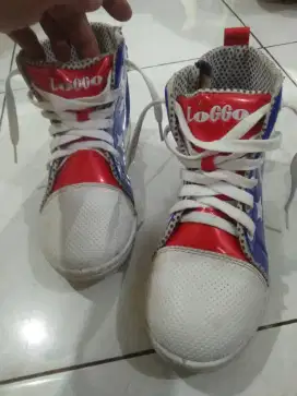Sepatu merk Logo