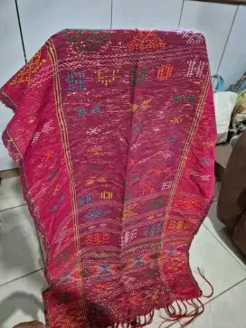 kain ulos warna cantik, benang emas2 untuk hadiah atau dipakai sendiri