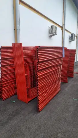 Scaffolding warna orange