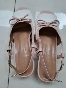 Sepatu sendal putih pita