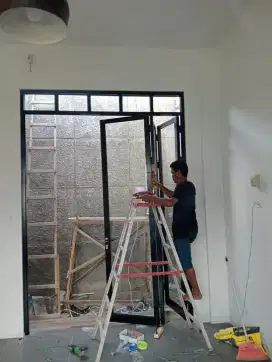 Pintu lipat aluminium kaca