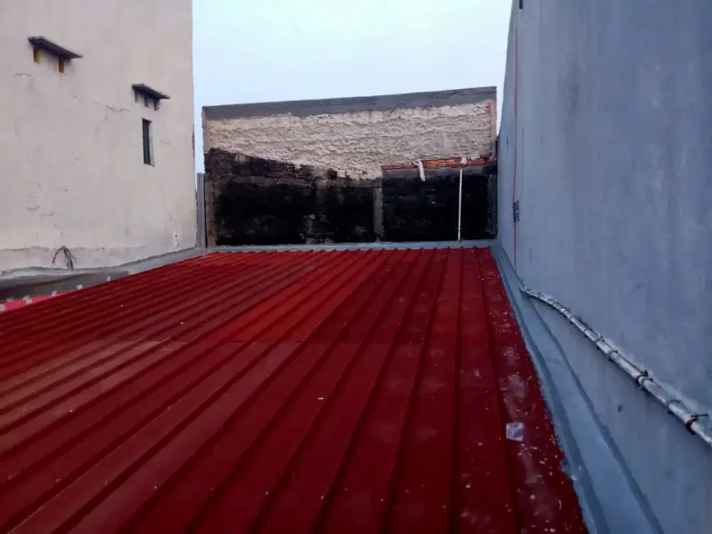 Pemasangan konstruksi gudang renovasi rumah