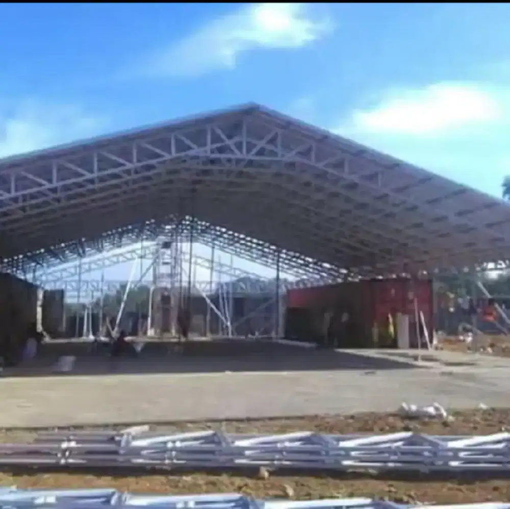 Pemasangan konstruksi gudang renovasi rumah