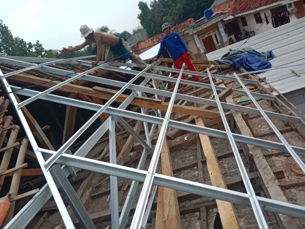 Pemasangan konstruksi baja renovasi rumah