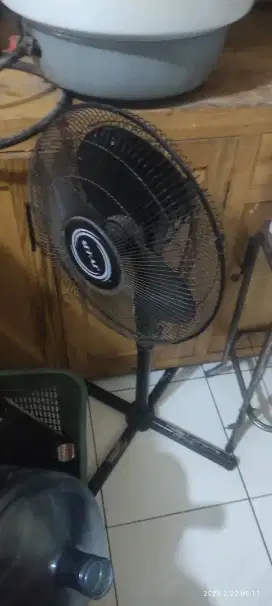 Kipas angin standing Sekai
