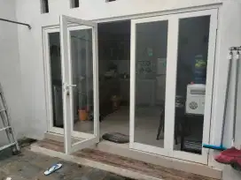 Pintu lipat aluminium kaca
