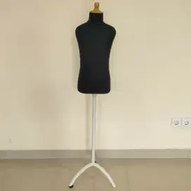 PRELOVED MANEKIN ANAK HITAM SETENGAH BADAN KAKI BESI 6-7 TAHUN