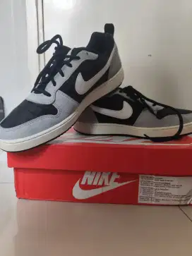 Dijual sepatu Nike size 43 baru 2x pake, kondisi 99%