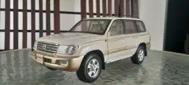 Diecast Land Cruiser VXR Skala 1/18