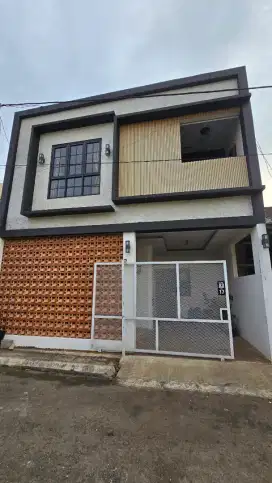 dijual rumah 2 lantai estetik baru renovasi