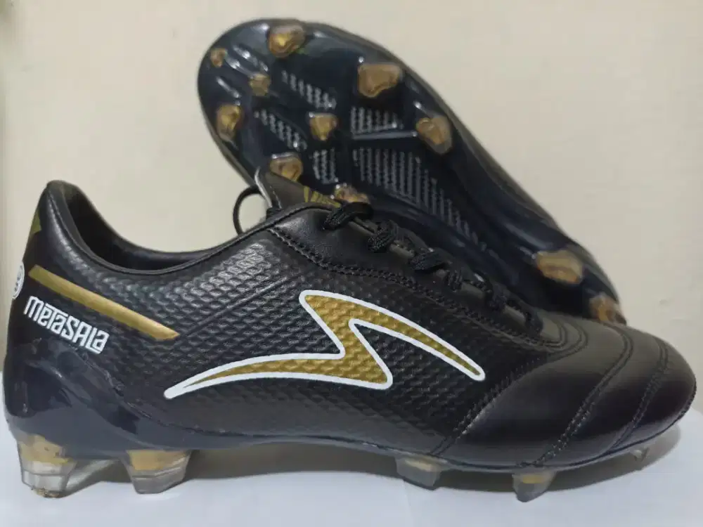 Sepatu bola bagus
